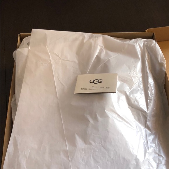 ❄️UGG❄️ ONLY ONE LEFT 😊 - Picture 7 of 8